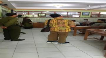 Pengawas dan Kepsek masuk ke dalam Ruang kelas